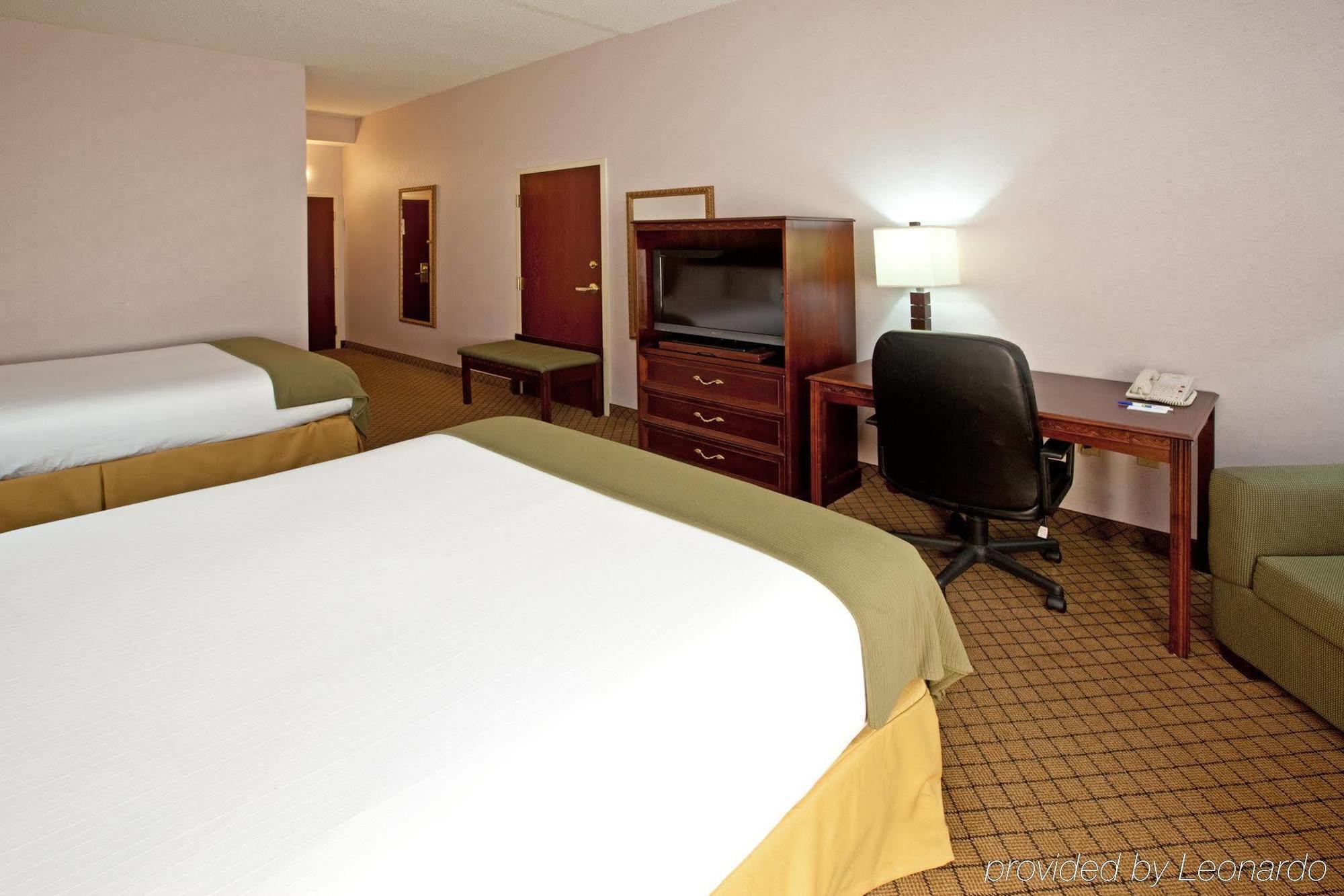 Holiday Inn Express Hotel & Suites Cincinnati Northeast-Milford By Ihg Room photo