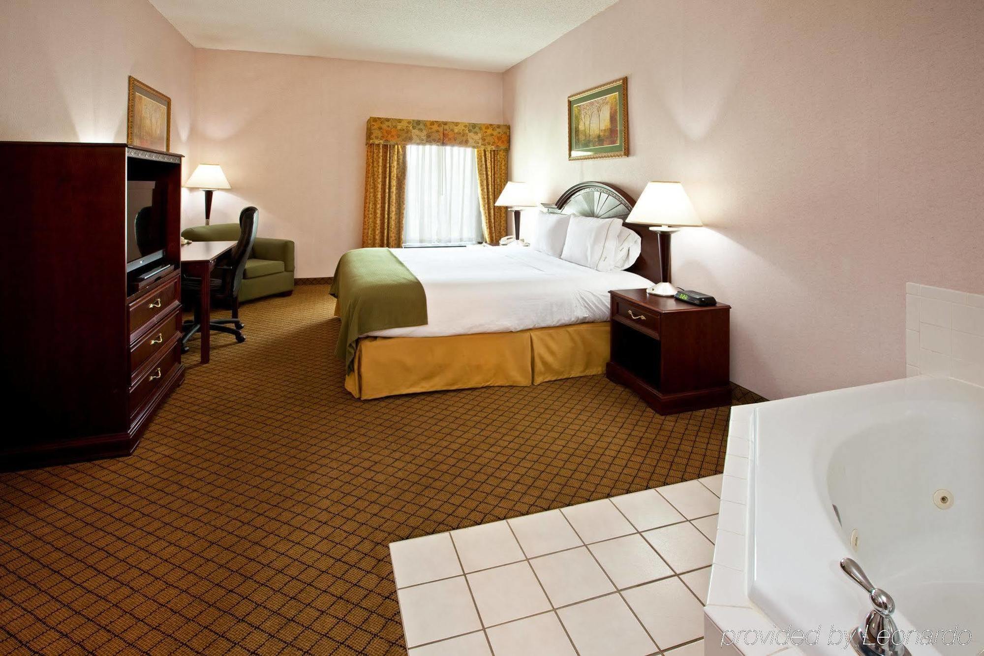 Holiday Inn Express Hotel & Suites Cincinnati Northeast-Milford By Ihg Room photo